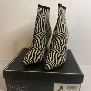 Ankle Woman boot
Mckinley
Zebra/Black color
Never worn